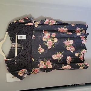 NWT Torrid gray/floral top with lace & flutter sleeve.  Sz 4